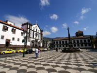 Rathausplatz mit Brunnen, Rathaus und Kirche in Funchal